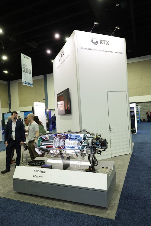 6051_Forum_82_Tradeshow_Warren-Liebmann.jpg