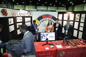 6069_Forum_82_Tradeshow_Warren-Liebmann
